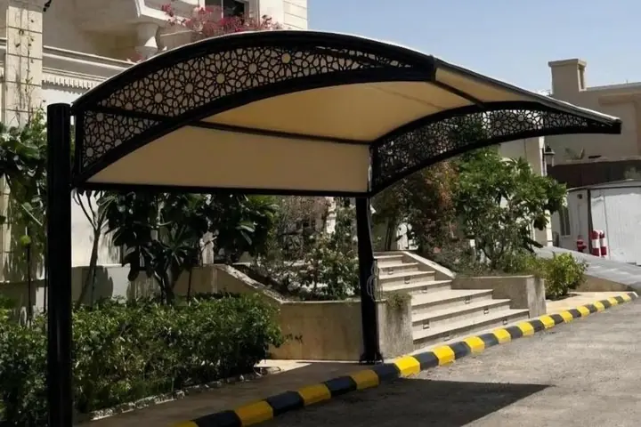 مظلة سيارات فرنسية الطراز بأطراف حديد مقصوص بالليزر فوق موقف